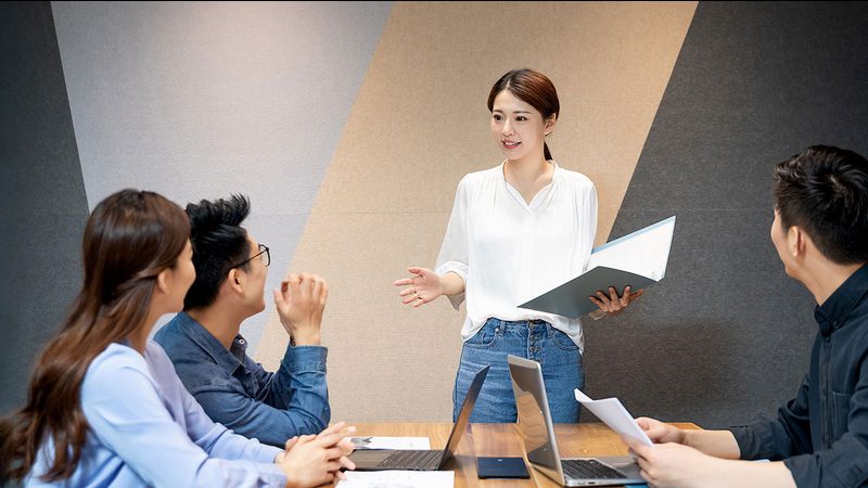 小标题：数字化转型浪潮下的挑战与机遇