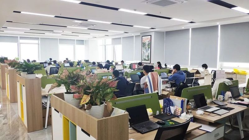选择IT外包服务商时，要关注其资质和实力。以下是一些关键点：